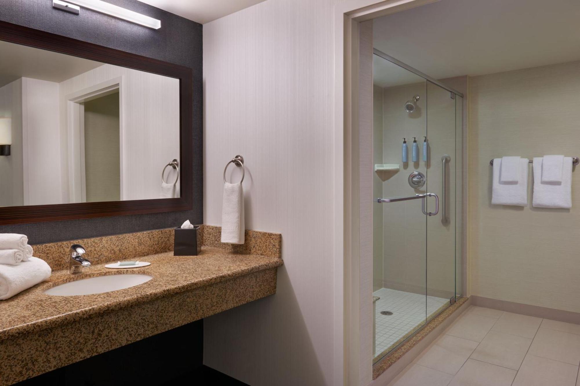 Hotel Courtyard By Marriott Calgary Airport Exterior foto