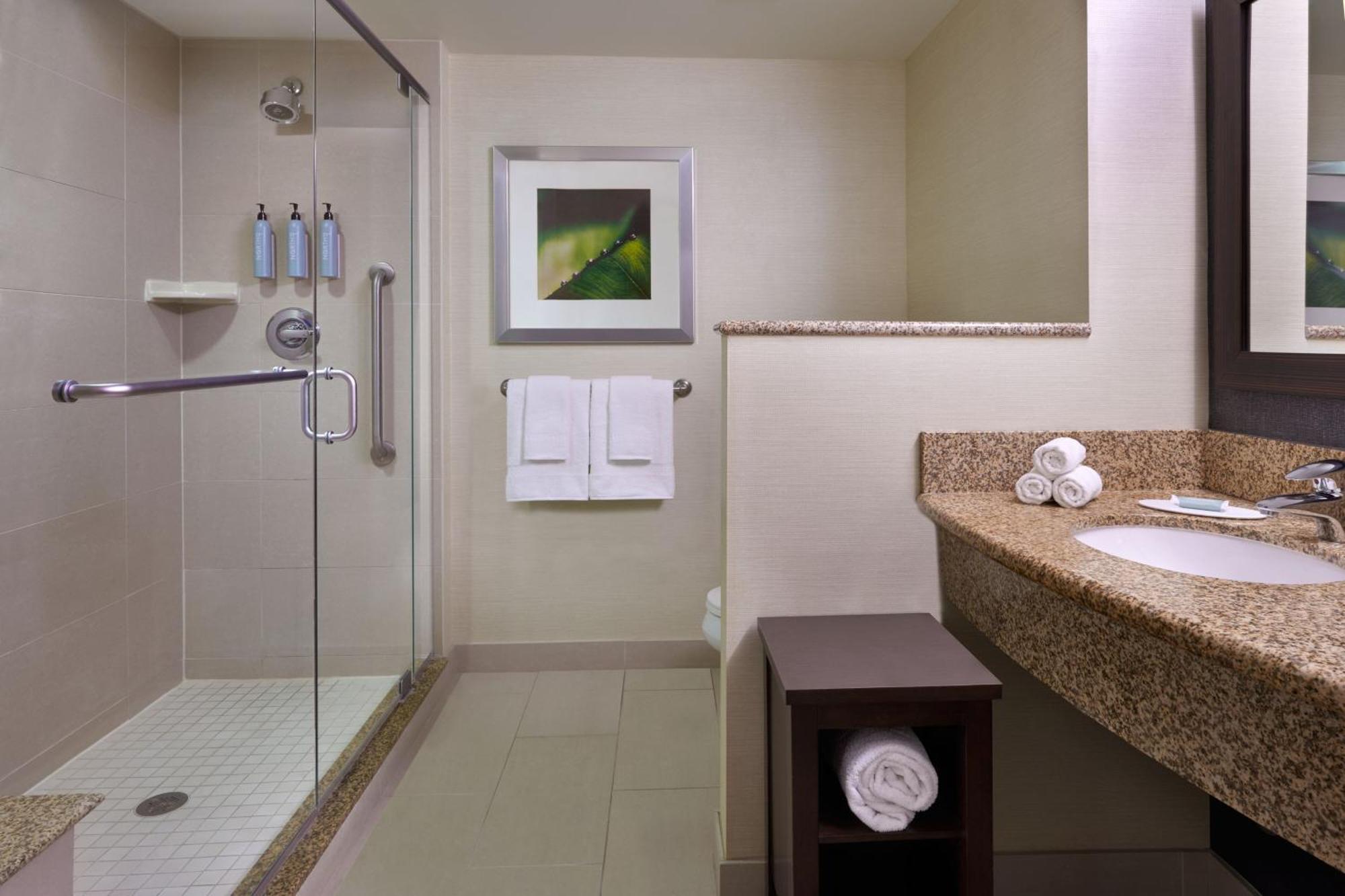 Hotel Courtyard By Marriott Calgary Airport Exterior foto